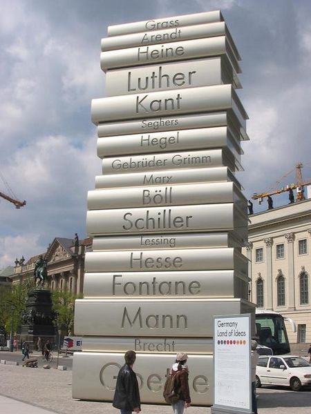 Escultura Der moderne Buchdruck, que faz parte do projeto Caminhada de Idéias, em Berlim